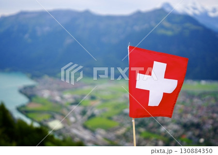 ハーダークルム山頂から望むブリエンツ湖とアルプスの絶景 スイス旅行の風景 130884350