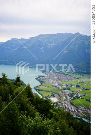 ハーダークルム山頂から望むブリエンツ湖とアルプスの絶景 スイス旅行の風景 130884353