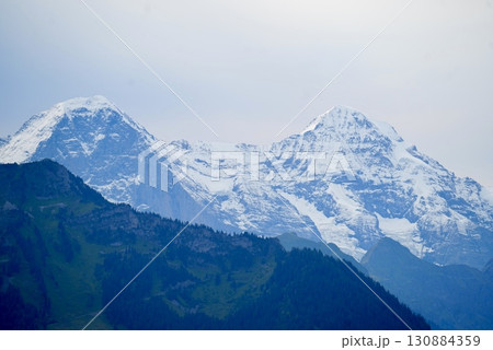 ハーダークルム山頂から望むブリエンツ湖とアルプスの絶景 スイス旅行の風景 ハーダークルム山頂から望むブリエンツ湖とアルプスの絶景 スイス旅行の風景 130884359