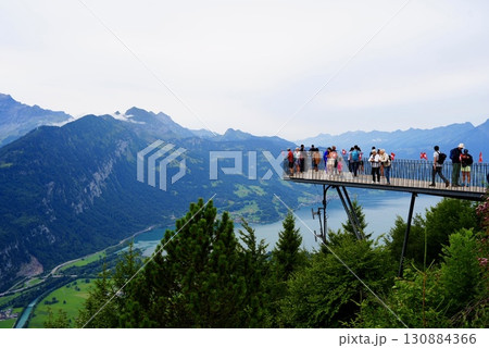 ハーダークルム山頂から望むブリエンツ湖とアルプスの絶景 スイス旅行の風景 130884366
