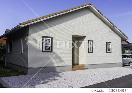 シンプルモダン住宅外観 130884984