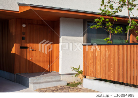 ウッドフェンスのあるモダン住宅　玄関　アプローチ 130884989