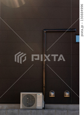 建物　室外機と配管ダクトと外壁 130884996