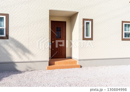 住宅外観　玄関　アプローチ 130884998