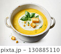 バジルとクルトンを添えたクリーミーなコーンスープのアップ｜スープ、コーン、バジル、クルトン、料理、食 130885110