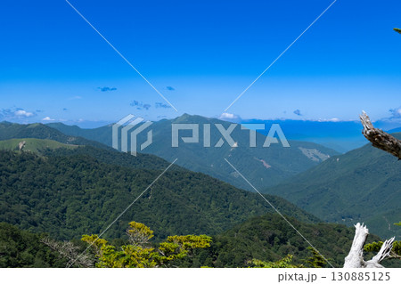【日本百名山】剣山　真夏の登山道から見た三嶺　徳島県三好市 130885125