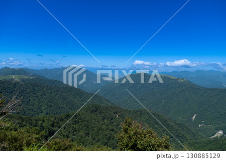 【日本百名山】剣山　真夏の登山道から見た塔丸と三嶺　徳島県三好市 130885129