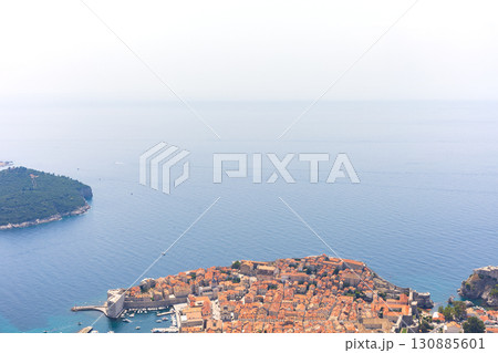 ヨーロッパ、クロアチアのスルジ山頂付近から見たドゥブロヴニクの旧市街とアドリア海の風景 130885601