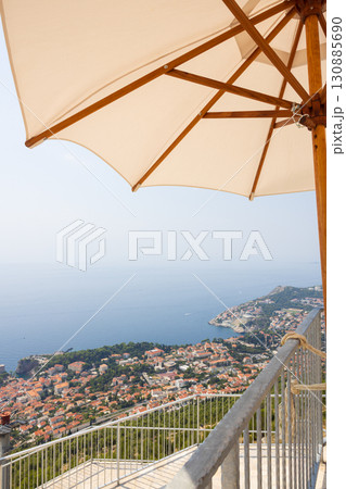 ヨーロッパ、クロアチアのスルジ山頂付近の展望台から見たドゥブロヴニクの風景 130885690