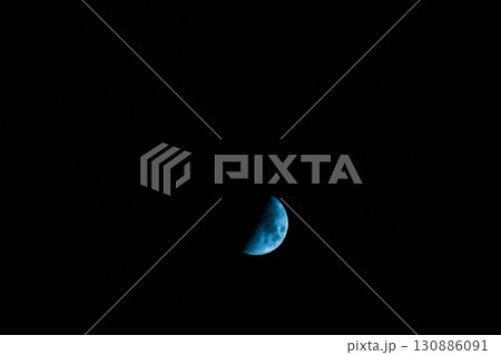 夏の夜空のハーフムーン06 130886091