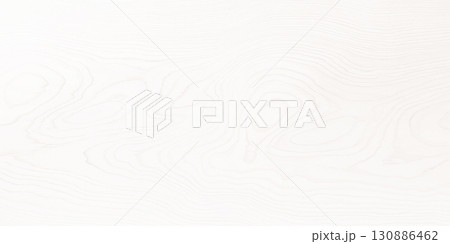 テーブル板の淡く明るい白木色の木目がきれいに浮き出た横長の背景画像 130886462