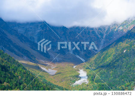 上高地・岳沢から望む奥穂高岳の雄大な姿 130886472