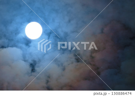 月明かりに照らされる幻想的な夜空 月明かりに照らされる幻想的な夜空 130886474