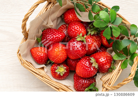 かごに盛られた新鮮ないちご かごに盛られた新鮮ないちご 130886609