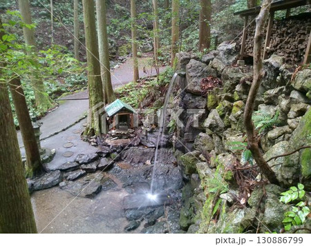 志摩市・天の岩戸に流れる清流の滝(9月) 志摩市・天の岩戸に流れる清流の滝(9月) 130886799