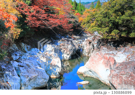 【大分県】快晴の猿飛千壺峡の紅葉(奥耶馬渓) 【大分県】快晴の猿飛千壺峡の紅葉(奥耶馬渓) 130886899