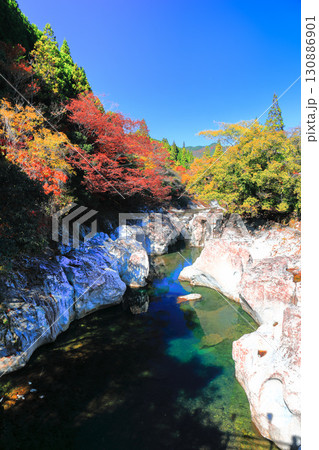 【大分県】快晴の猿飛千壺峡の紅葉（奥耶馬渓） 130886901