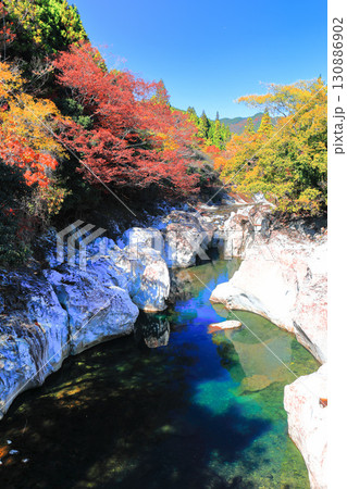 【大分県】快晴の猿飛千壺峡の紅葉(奥耶馬渓) 【大分県】快晴の猿飛千壺峡の紅葉(奥耶馬渓) 130886902