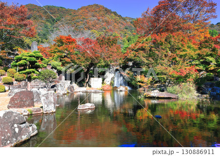 【大分県】快晴の溪石園の滝と紅葉(耶馬溪ダム記念公園) 【大分県】快晴の溪石園の滝と紅葉(耶馬溪ダム記念公園) 130886911
