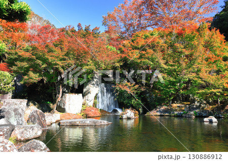 【大分県】快晴の溪石園の滝と紅葉（耶馬溪ダム記念公園） 130886912