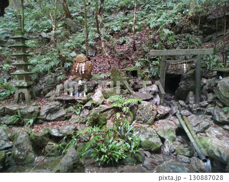 志摩市・天の岩戸神社の祠と磐座（9月） 130887028