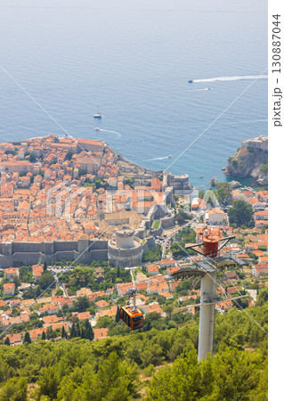 ヨーロッパ、クロアチアのスルジ山頂付近から見たドゥブロヴニクの旧市街の風景 130887044