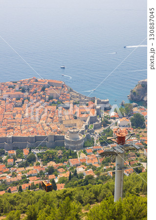 ヨーロッパ、クロアチアのスルジ山頂付近から見たドゥブロヴニクの旧市街の風景 ヨーロッパ、クロアチアのスルジ山頂付近から見たドゥブロヴニクの旧市街の風景 130887045