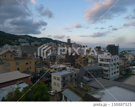 熱海温泉街の高台から望む夕景・9月 熱海温泉街の高台から望む夕景・9月 130887325