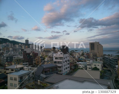 熱海温泉街の高台から望む夕景・9月 130887329