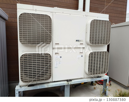 コンビニ向けの空調とショーケース冷凍機が一体化した室外機 コンビニ向けの空調とショーケース冷凍機が一体化した室外機 130887380