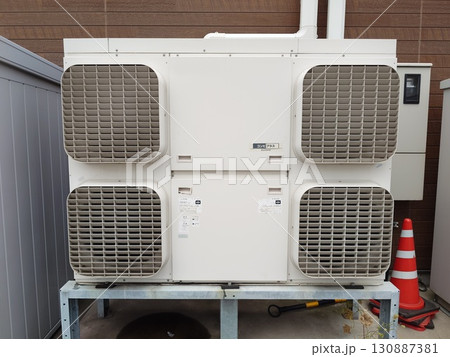 コンビニ向けの空調とショーケース冷凍機が一体化した室外機 コンビニ向けの空調とショーケース冷凍機が一体化した室外機 130887381