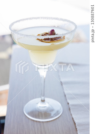 真夏の昼に飲む美味しいカクテル 130887601