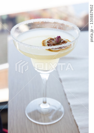 真夏の昼に飲む美味しいカクテル 130887602