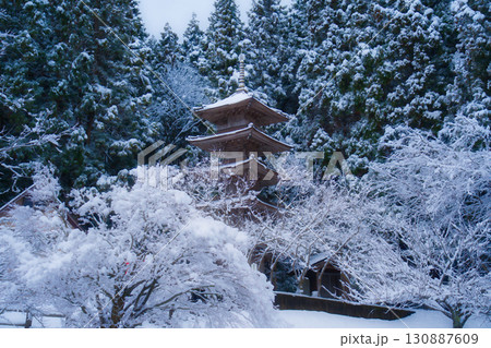 雪が降り積もり、幻想的な雰囲気に包まれた酒呑童子神社の五重塔 雪が降り積もり、幻想的な雰囲気に包まれた酒呑童子神社の五重塔 130887609