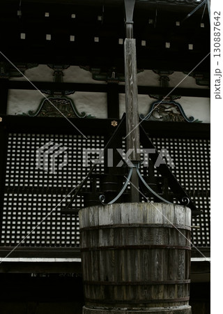 振り返え水に戯れる 130887642