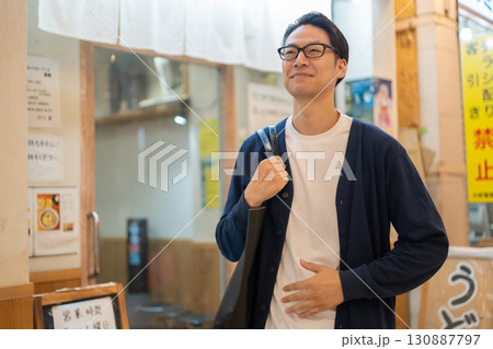 外食を済ました男性 130887797