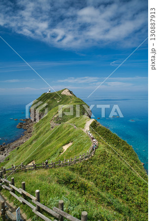 青空と「積丹ブルー」の海が織りなす、神威岬の絶景遊歩道 130887913