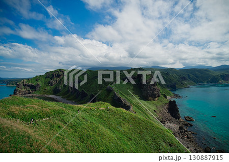 青空と「積丹ブルー」の海、緑豊かな断崖が織りなす神威岬の絶景 130887915
