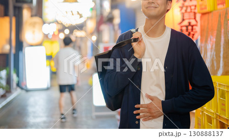 外食をする男性 130888137