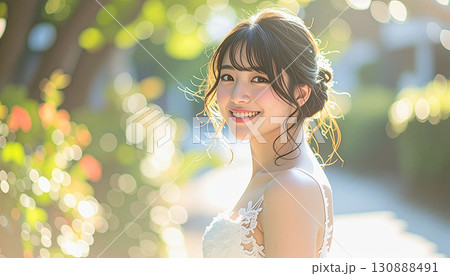 屋外でウエディングドレスを着て微笑む若い花嫁 130888491