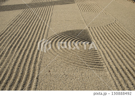 京都　聖護院門跡　宸殿前庭の枯山水 130888492