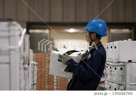 冷蔵倉庫内で作業をする男性 130888760