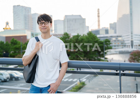微笑む男性 微笑む男性 130888856