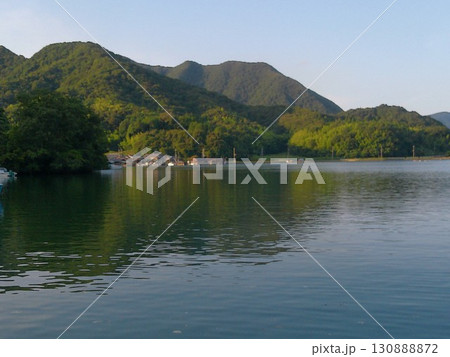 西舞鶴の穏やかな海と山並みの景観・8月 130888872