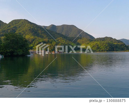 西舞鶴の穏やかな海と山並みの景観・8月 130888875