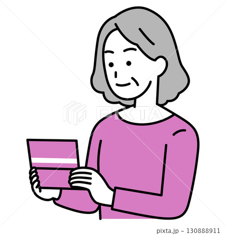 預金通帳を見る年配の女性 130888911