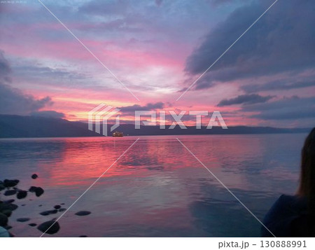 湖面に映る夕焼けと遊覧船 湖面に映る夕焼けと遊覧船 130888991
