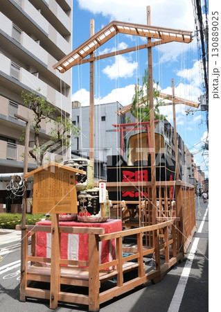 組み立て中の鯉山 130889025