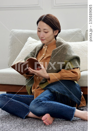 本を読む女性 本を読む女性 130889065