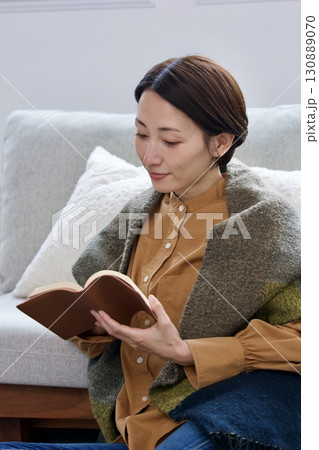 本を読む女性 本を読む女性 130889070